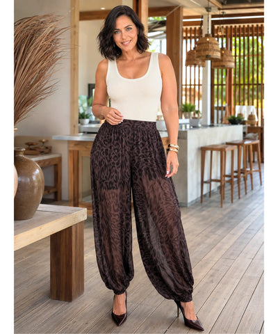 Calça de oncinha marrom em chiffon vista de frente com salto