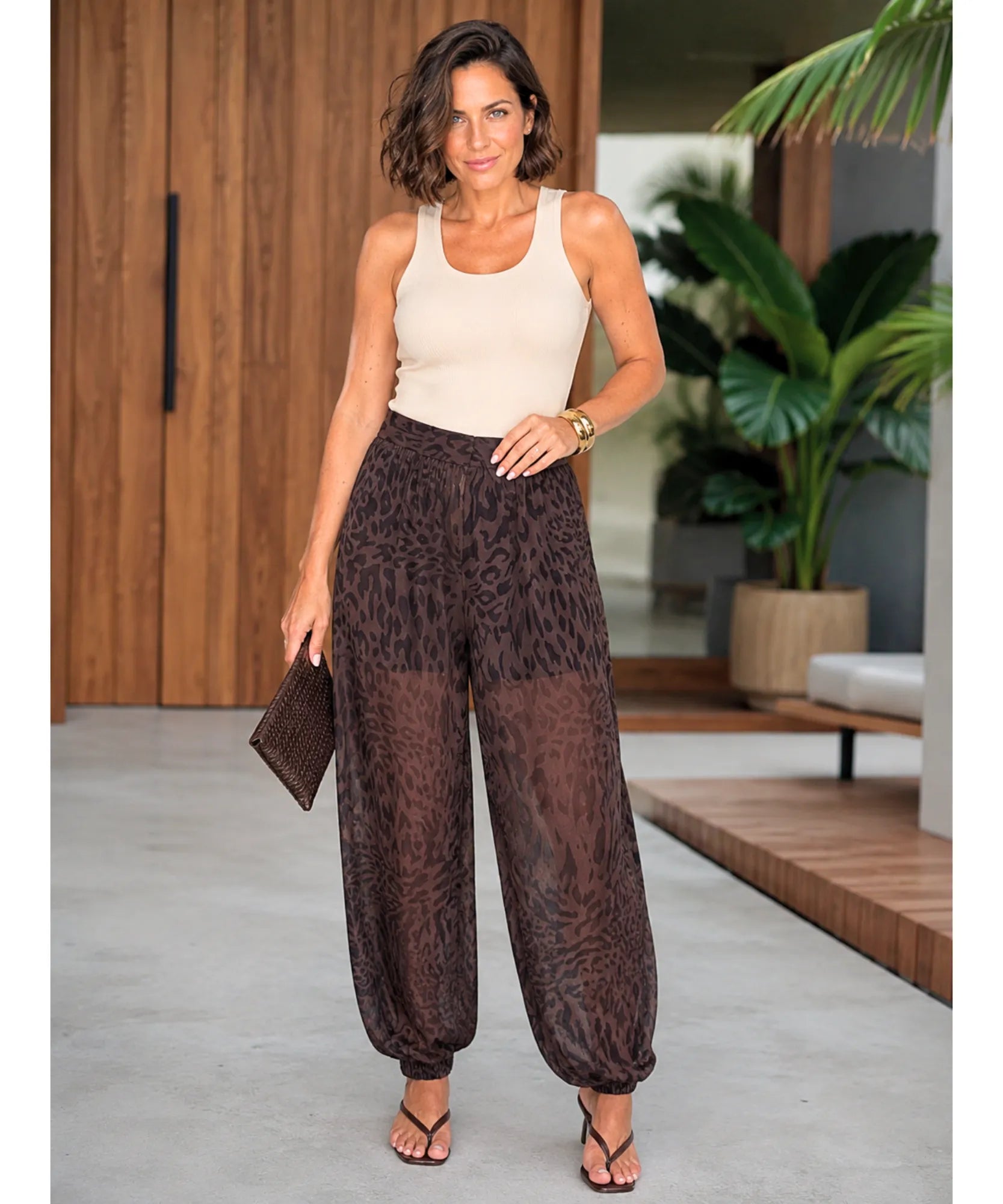 Calça de oncinha marrom em look completo com regata clara