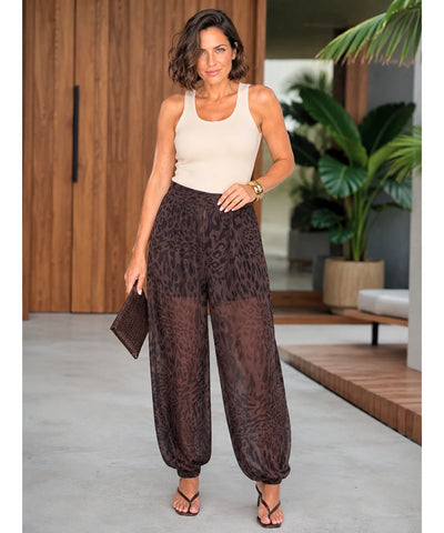Calça de oncinha marrom em look completo com regata clara
