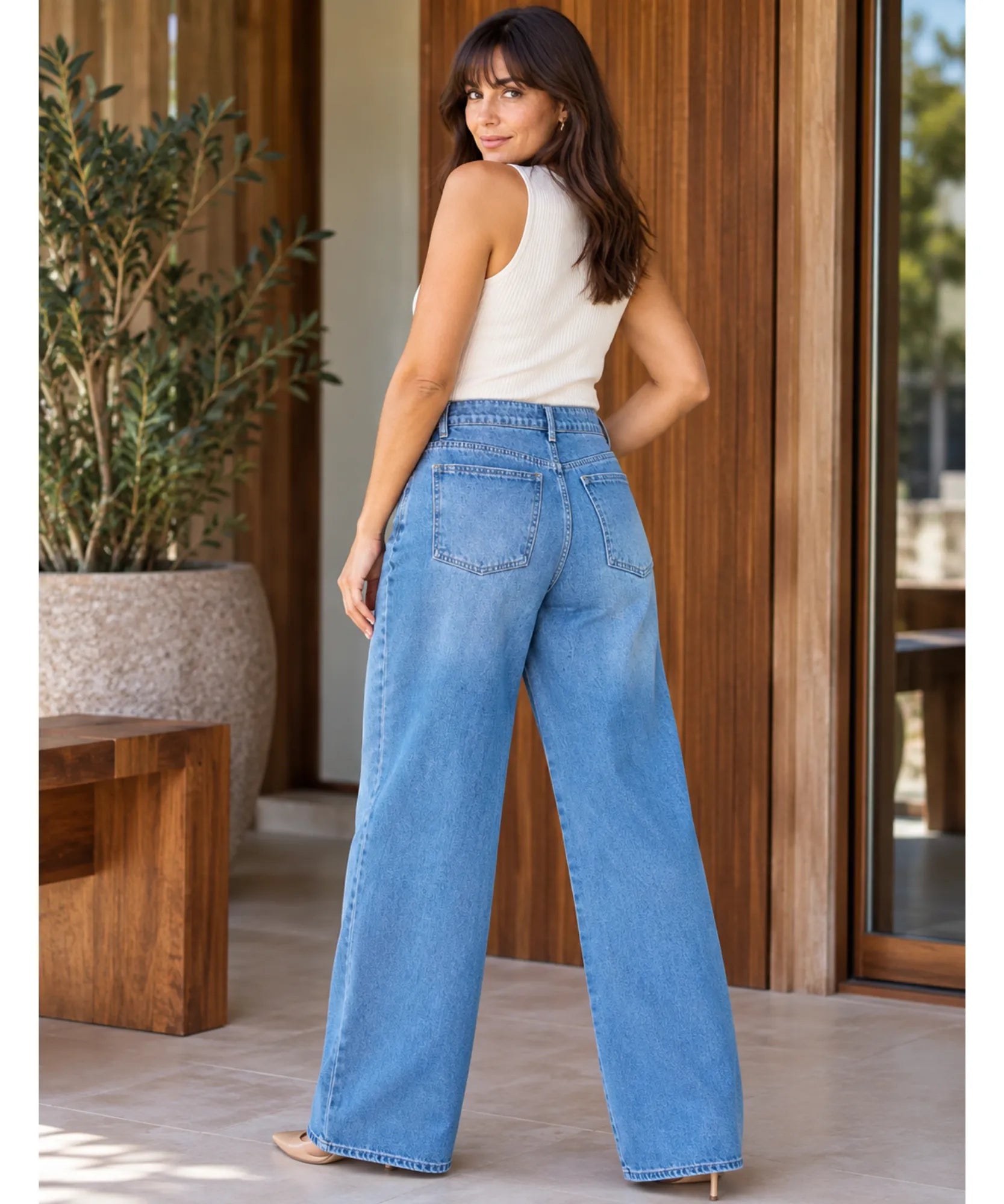 Comprar calça jeans barrel feminina azul vista de costas em promoção Anellimn