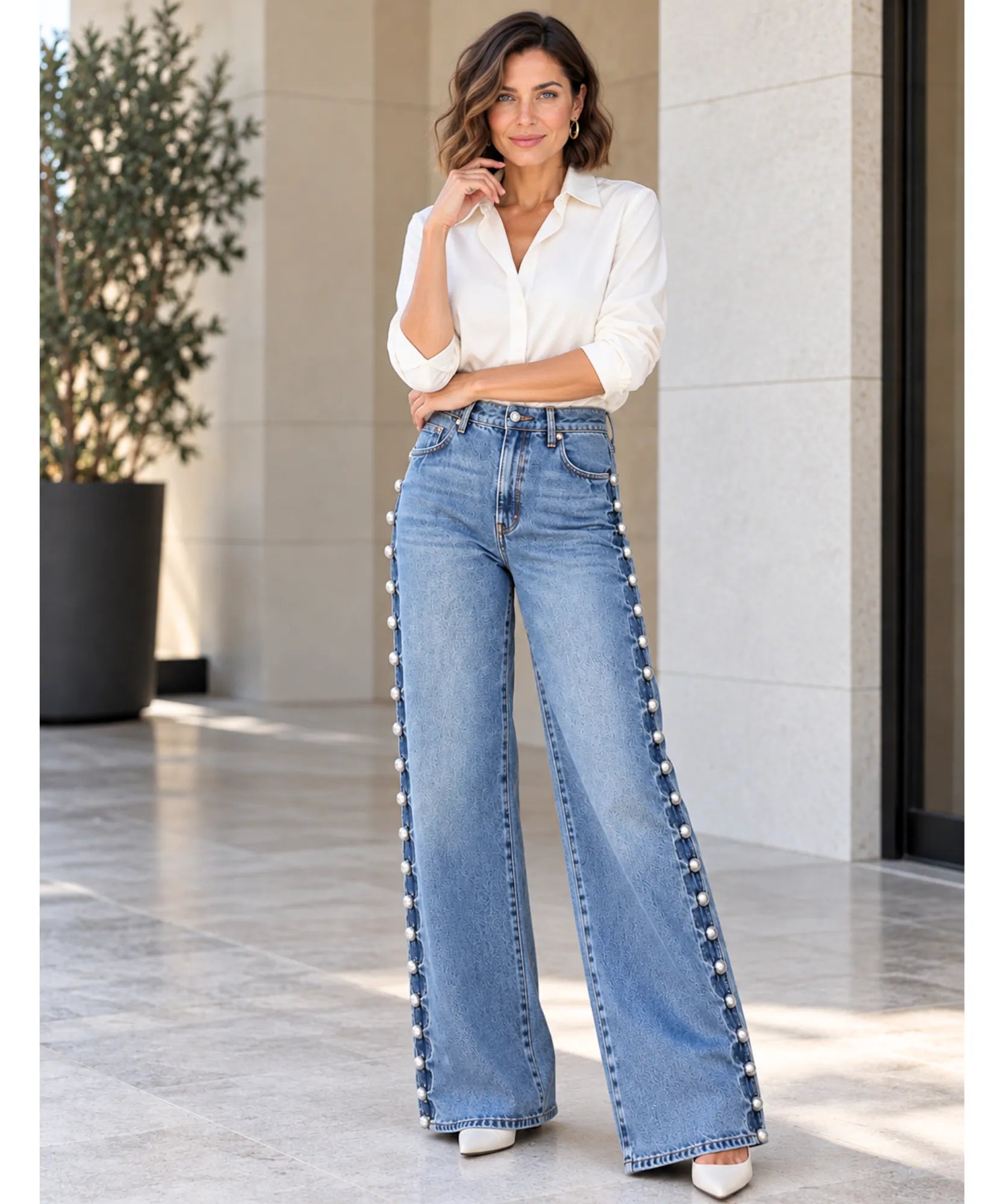 Comprar calça jeans com tachas pantalona cintura alta look com camisa azul claro em promoção Anellimn