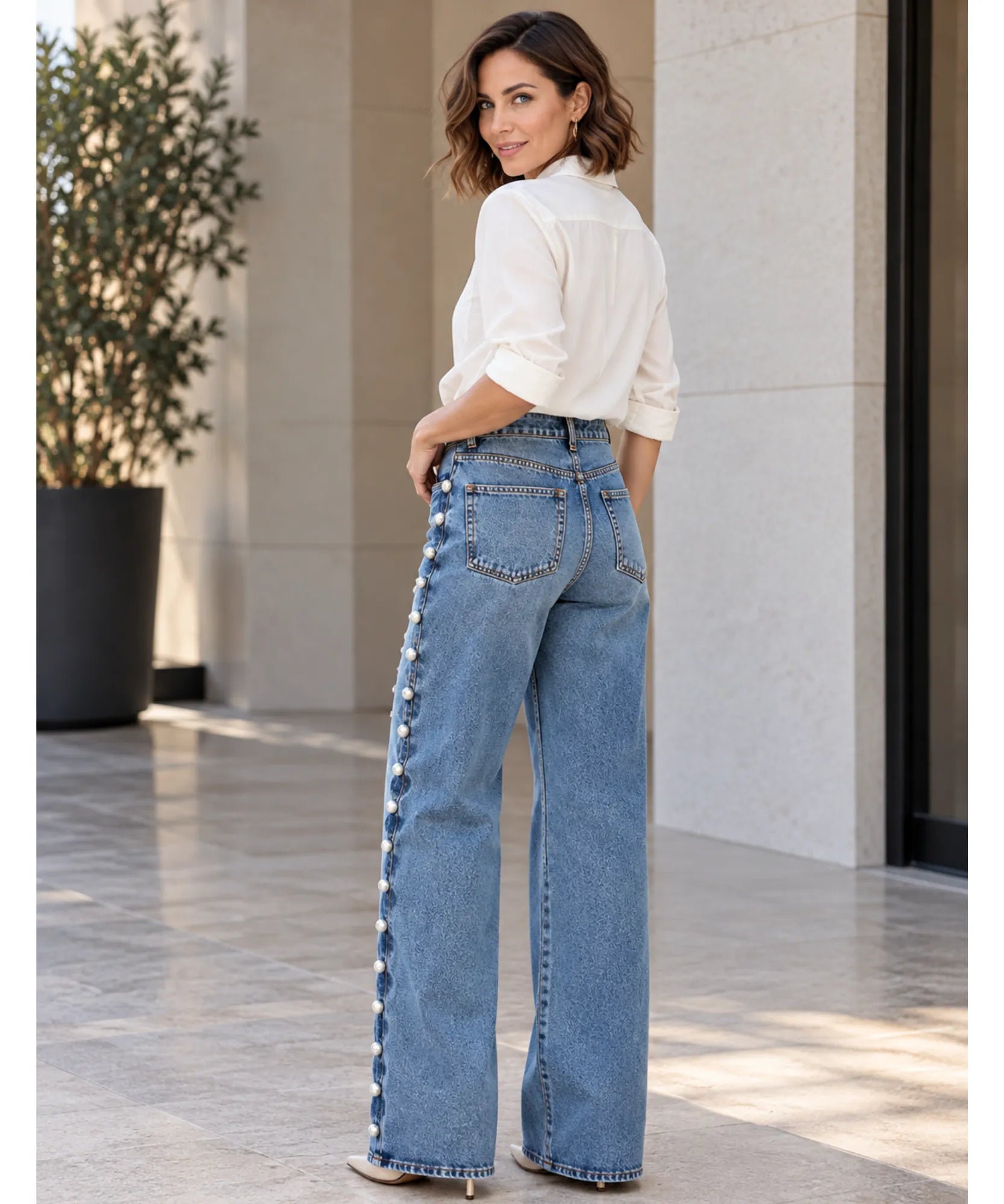 Comprar calça jeans com tachas pantalona feminina vista de costas azul claro em promoção Anellimn