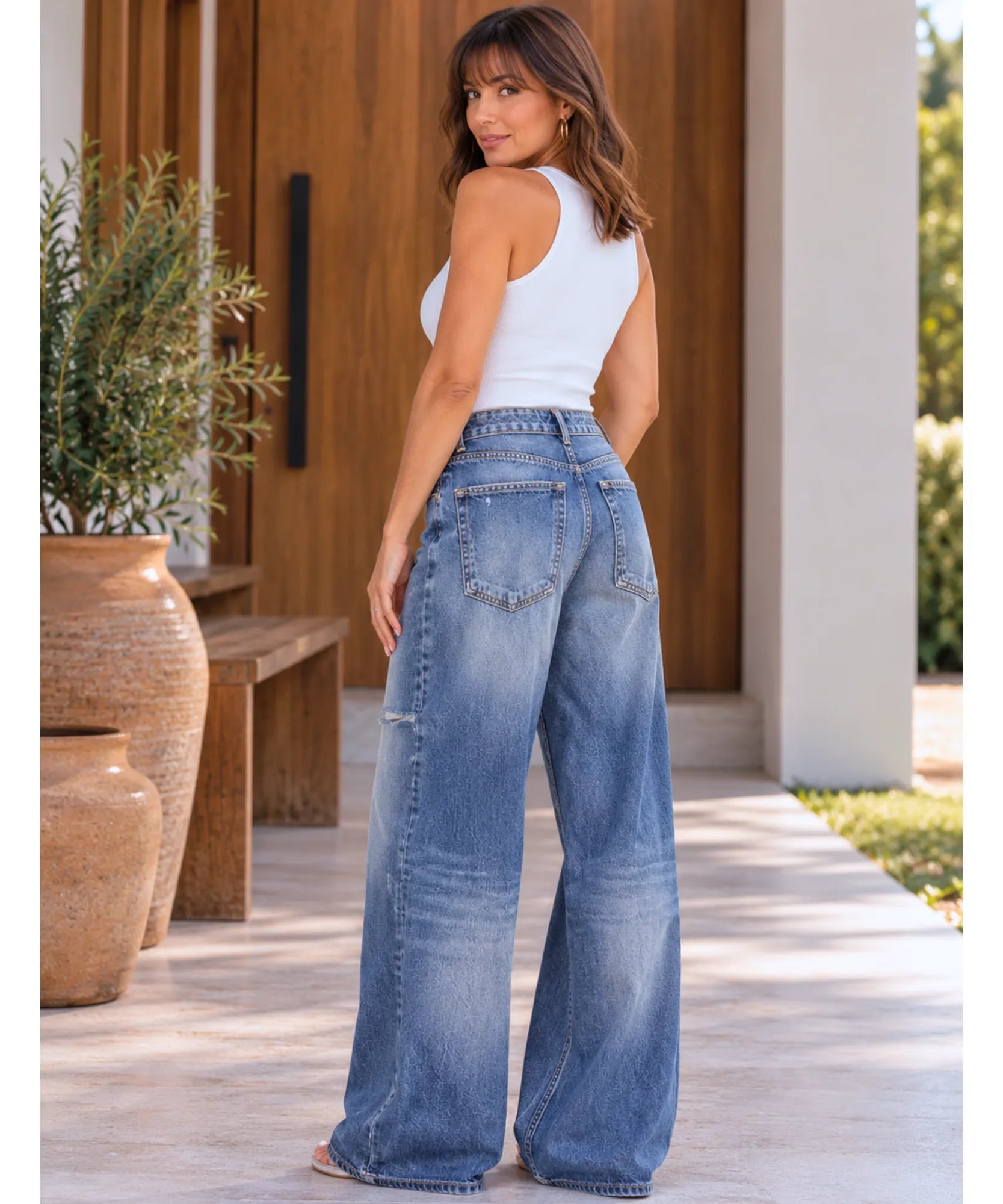 Calça jeans larga feminina azul vista de costas