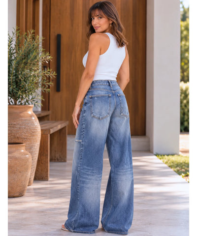 Calça jeans larga feminina azul vista de costas