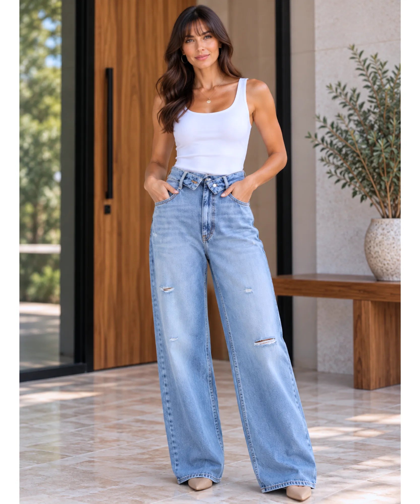 Calça jeans larga feminina azul claro com regata branca