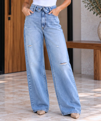 Calça jeans larga feminina azul claro com rasgo pequeno na coxa