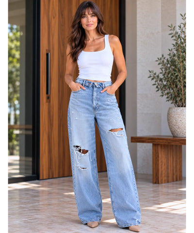 Calça jeans larga feminina azul claro rasgada nos joelhos