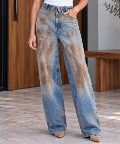 Calça jeans larga feminina lavagem azul marmorizado
