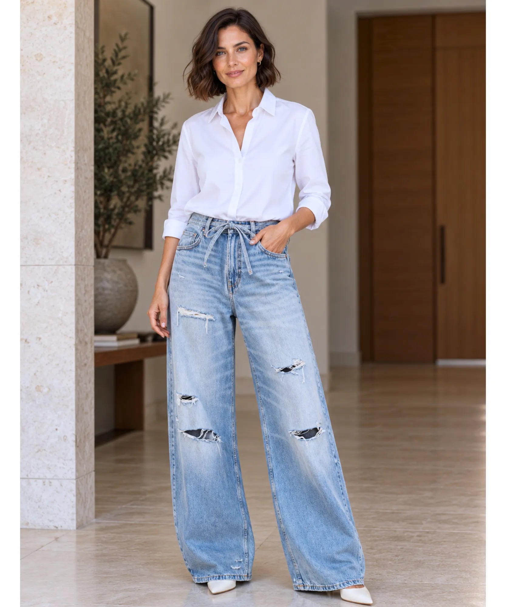 Comprar calça jeans pantalona feminina rasgada com camisa branca azul claro em promoção Anellimn