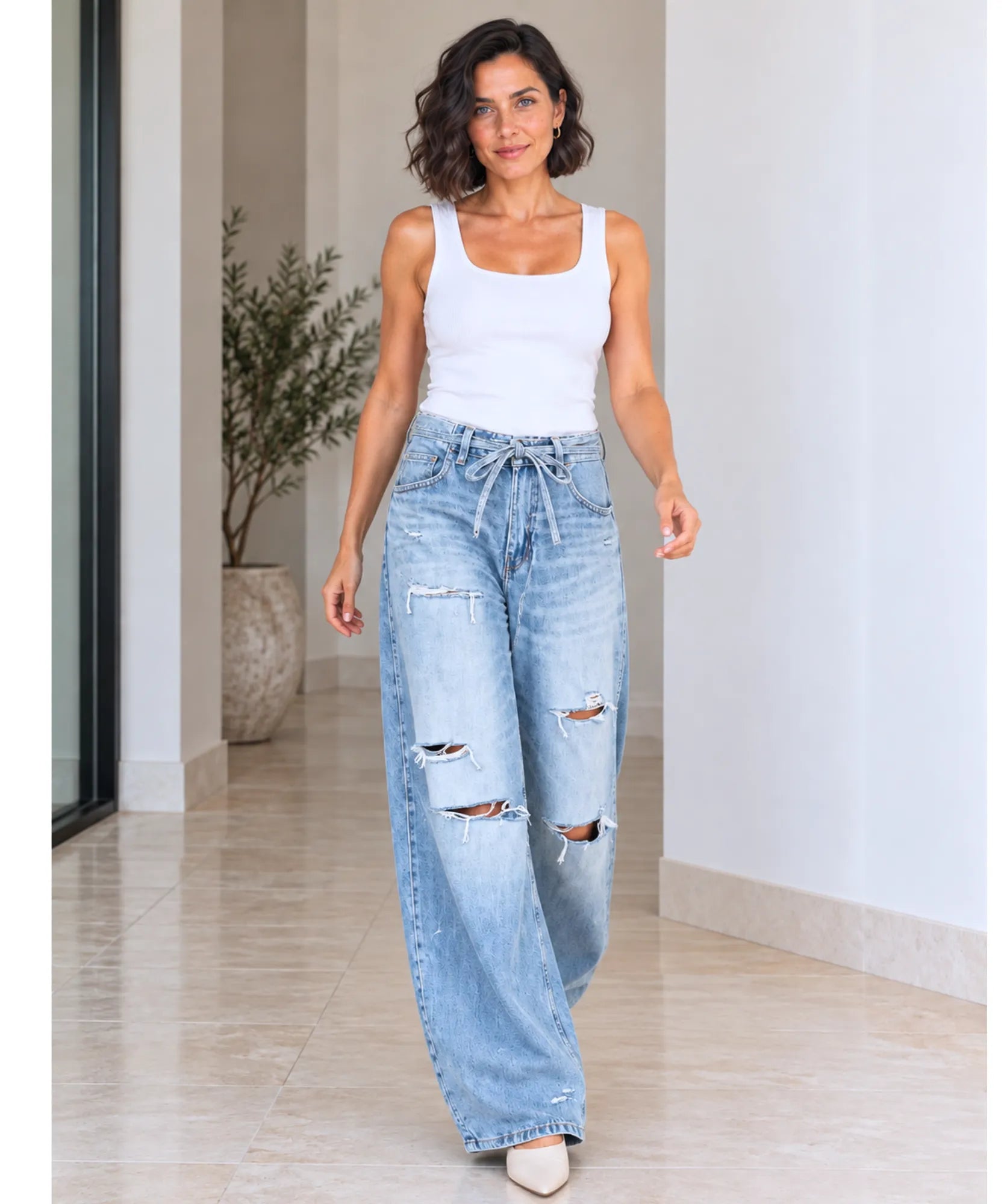 Comprar calça jeans pantalona feminina destroyed com regata azul claro em promoção Anellimn