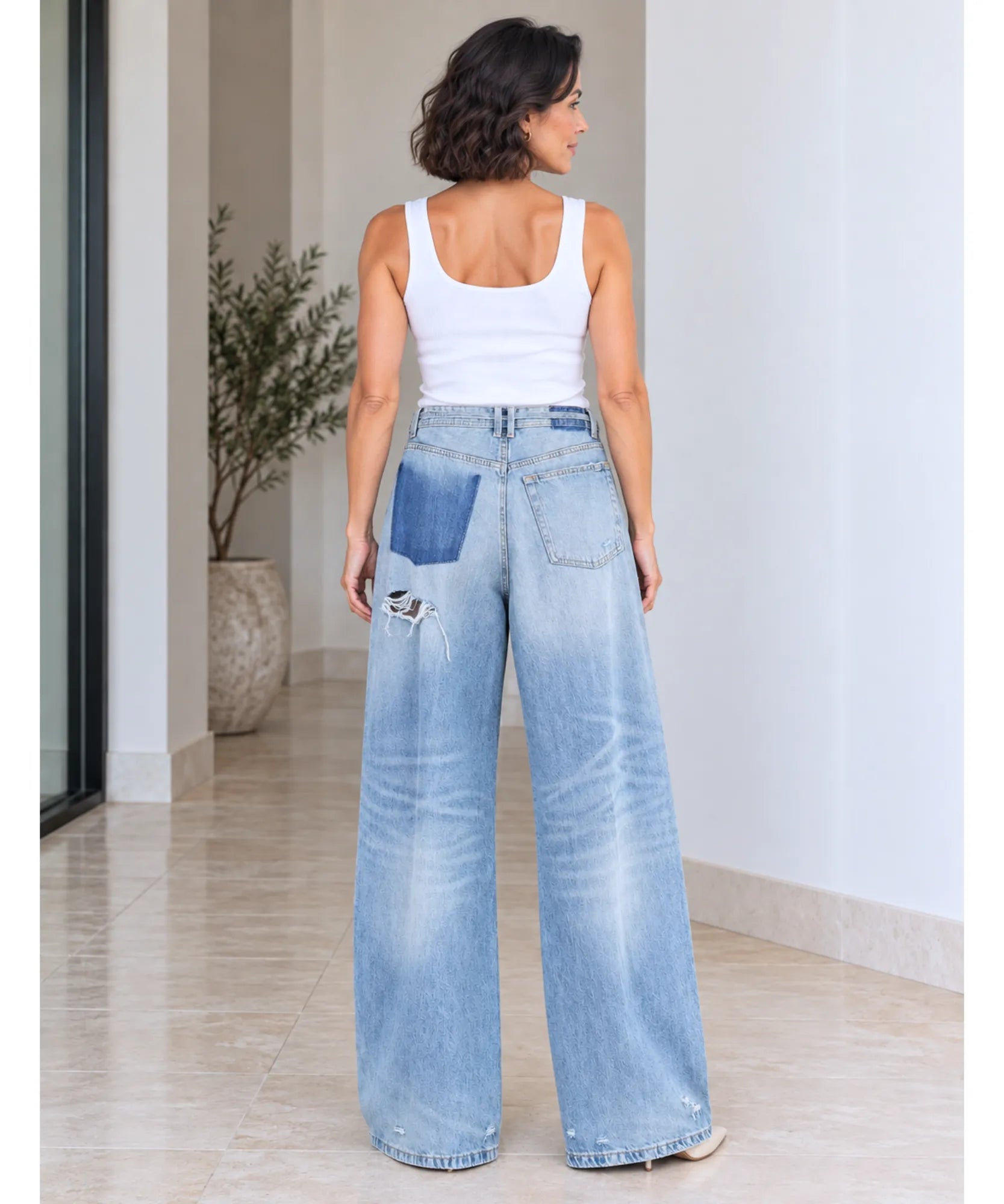 Comprar calça jeans pantalona feminina com bolso traseiro contrastante azul claro em promoção Anellimn