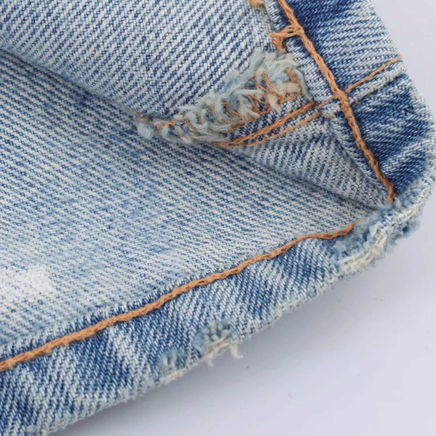 Comprar calça jeans pantalona feminina detalhe da barra desfiada azul claro em promoção Anellimn