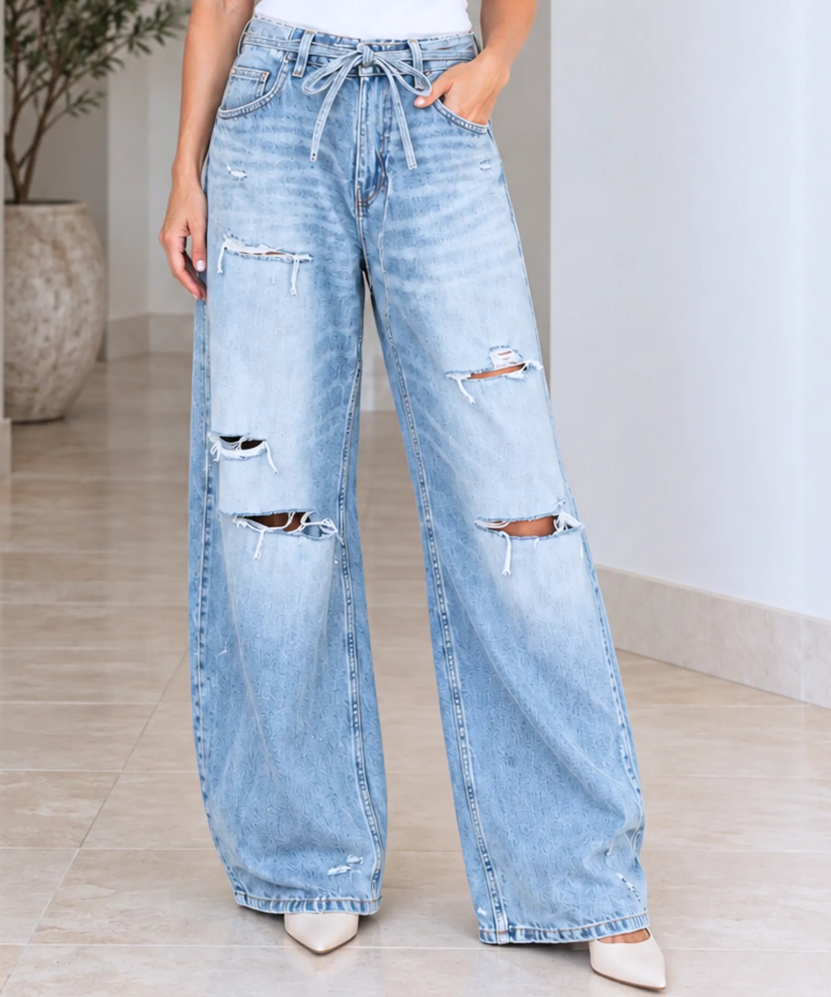 Comprar calça jeans pantalona feminina com rasgos nos joelhos azul claro em promoção Anellimn