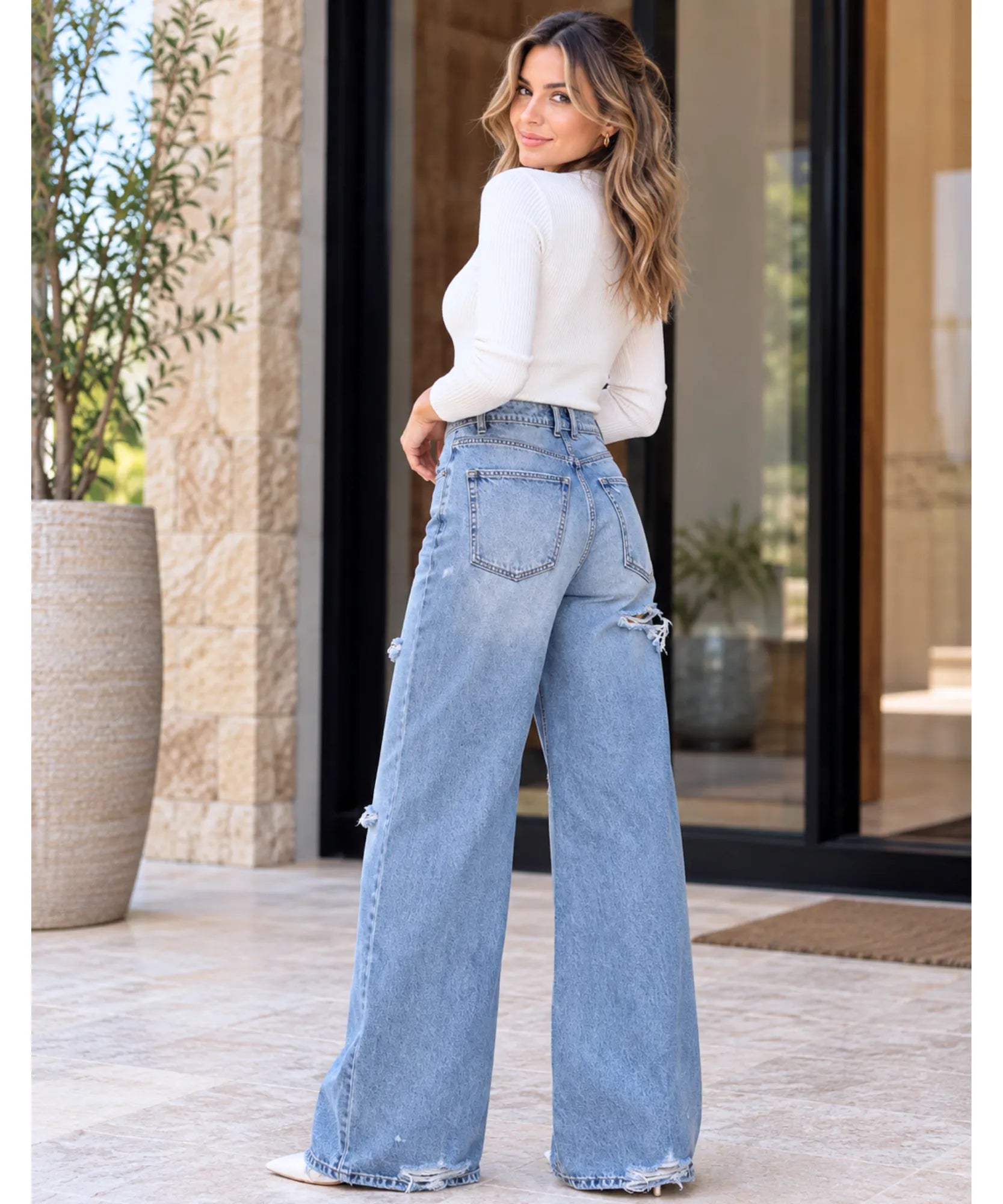 Comprar calça jeans rasgada feminina baggy azul claro vista de costas em promoção Anellimn