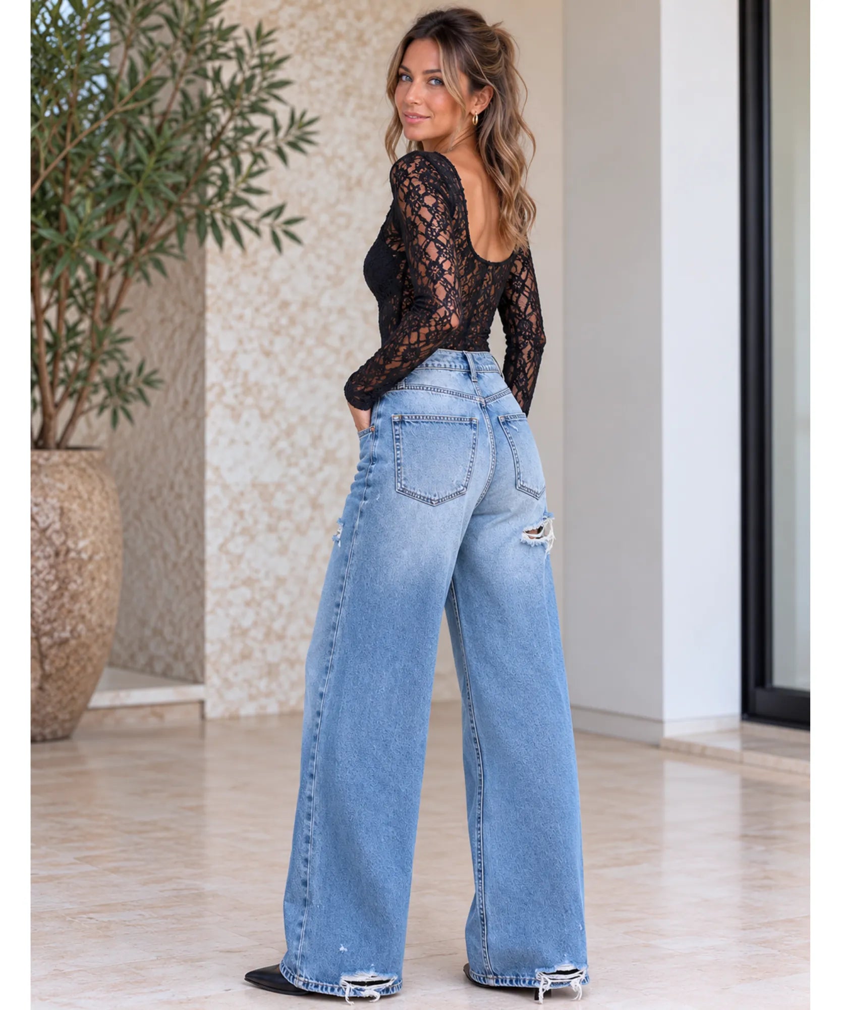 Comprar calça jeans rasgada feminina baggy cintura média azul claro de costas em promoção Anellimn