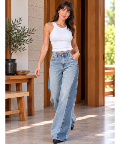Calça jeans wide leg feminina bicolor azul, modelo caminhando, vista de frente