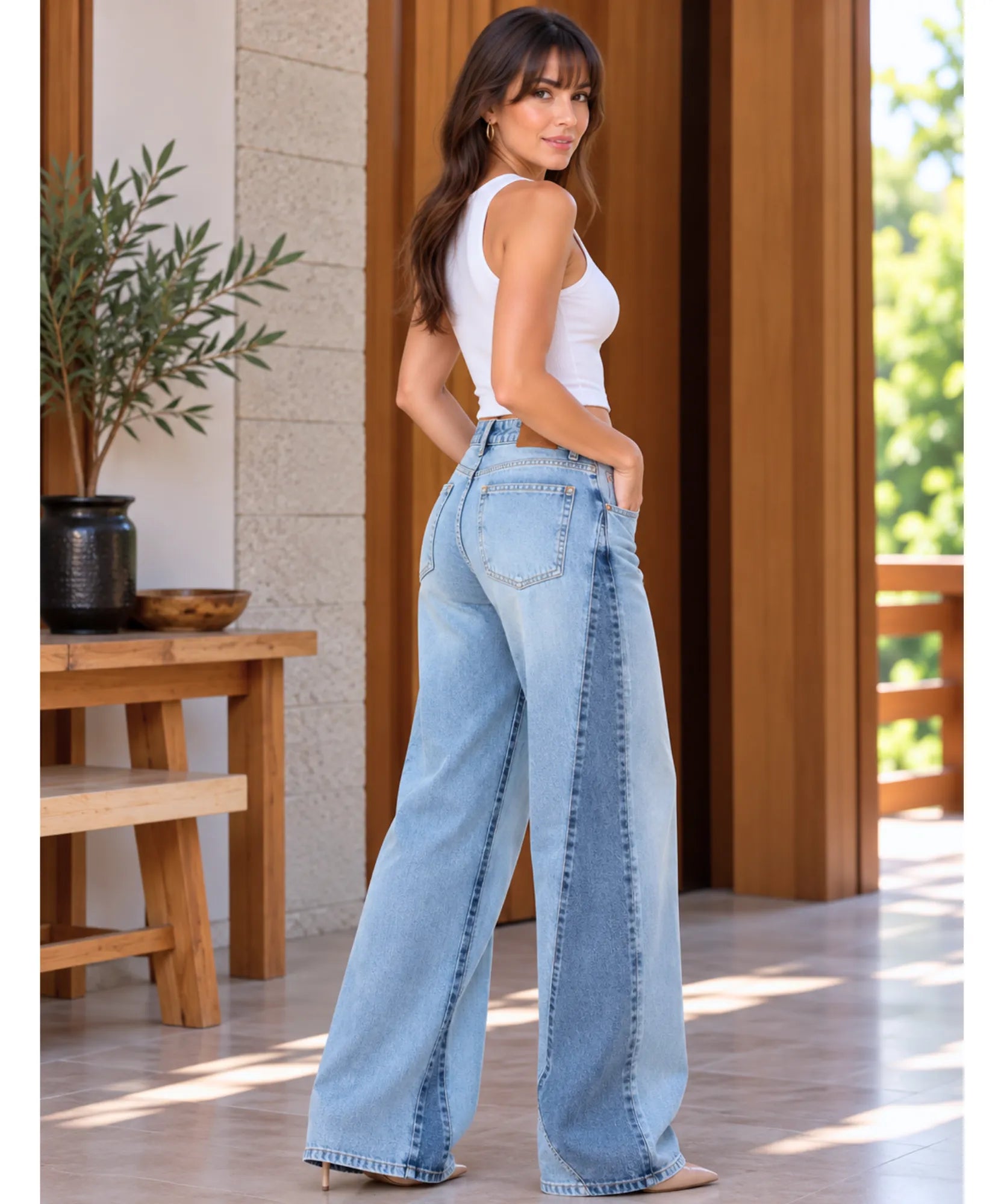 Calça jeans wide leg feminina bicolor azul, vista de costas em ângulo lateral