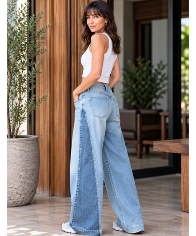 Calça jeans wide leg feminina bicolor azul, vista de costas, corpo inteiro