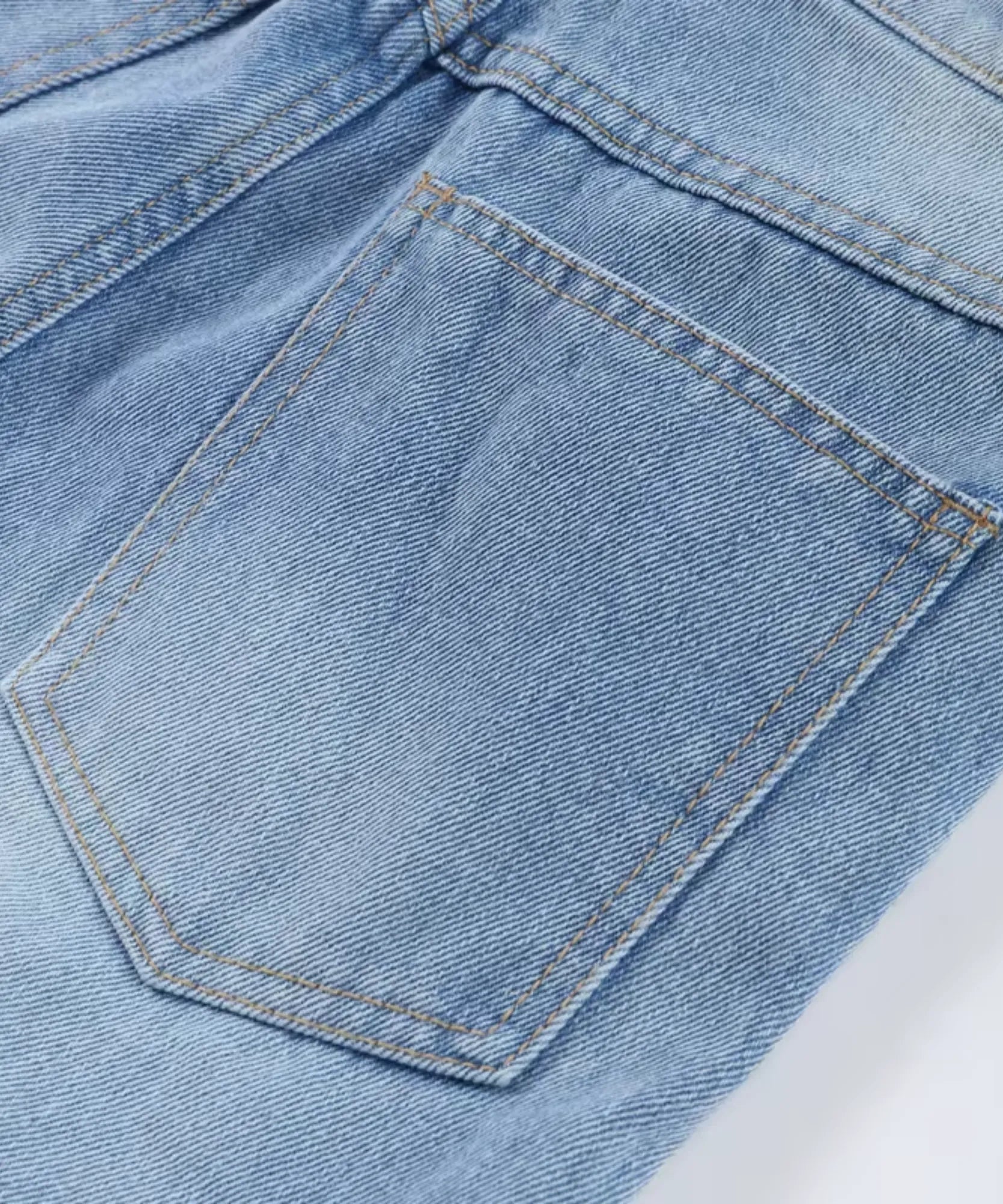 Detalhe do bolso traseiro na lavagem clara da calça jeans wide leg feminina bicolor azul