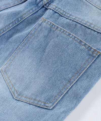 Detalhe do bolso traseiro na lavagem clara da calça jeans wide leg feminina bicolor azul