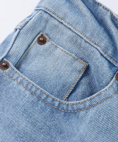Detalhe do bolso traseiro com rebites da calça jeans wide leg feminina bicolor azul