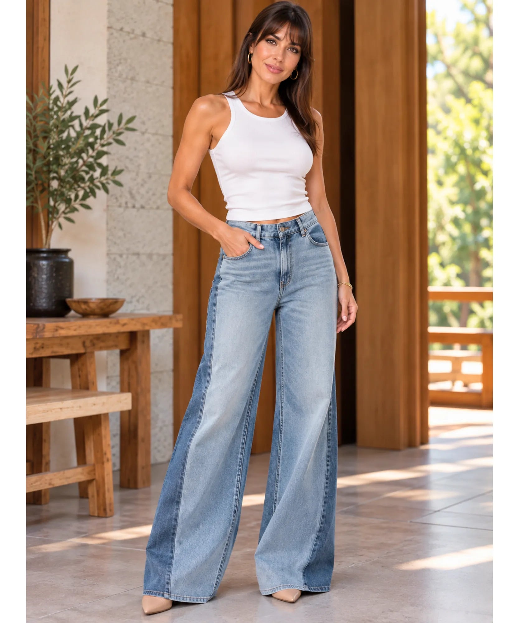 Calça jeans wide leg feminina bicolor azul, vista de frente, mão no bolso