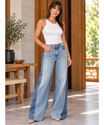 Calça jeans wide leg feminina bicolor azul, vista de frente, mão no bolso
