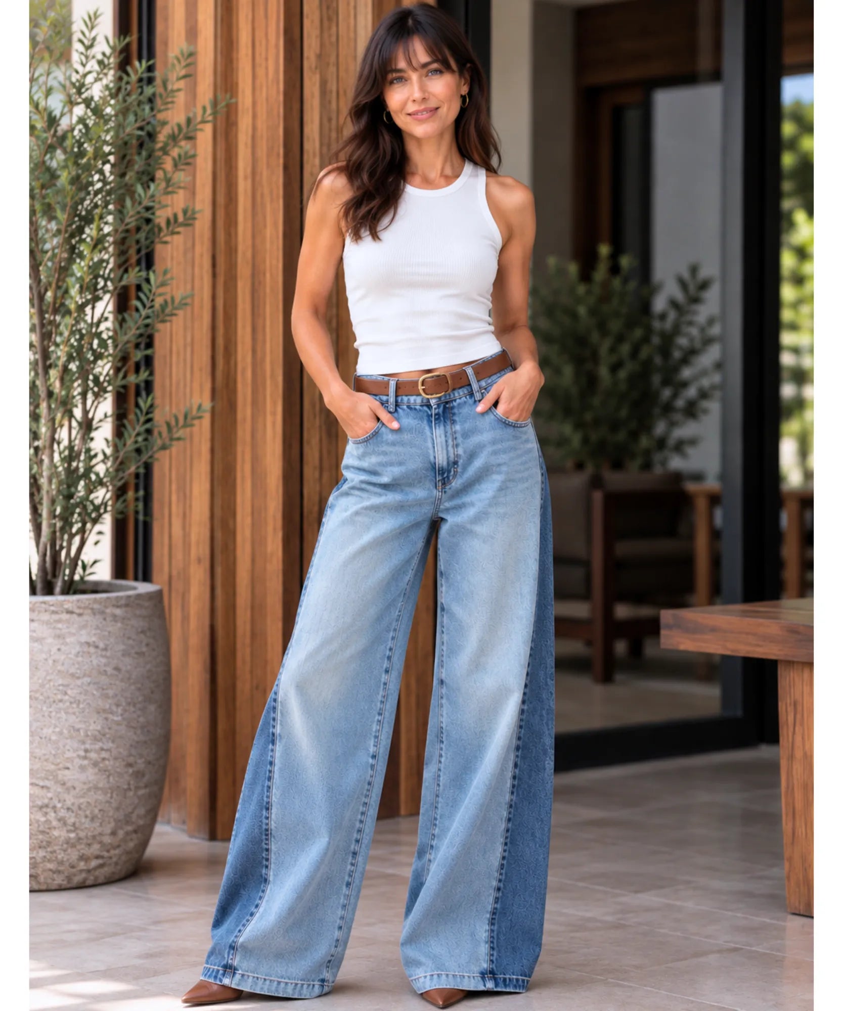 Calça jeans wide leg feminina bicolor azul, vista de frente com cinto