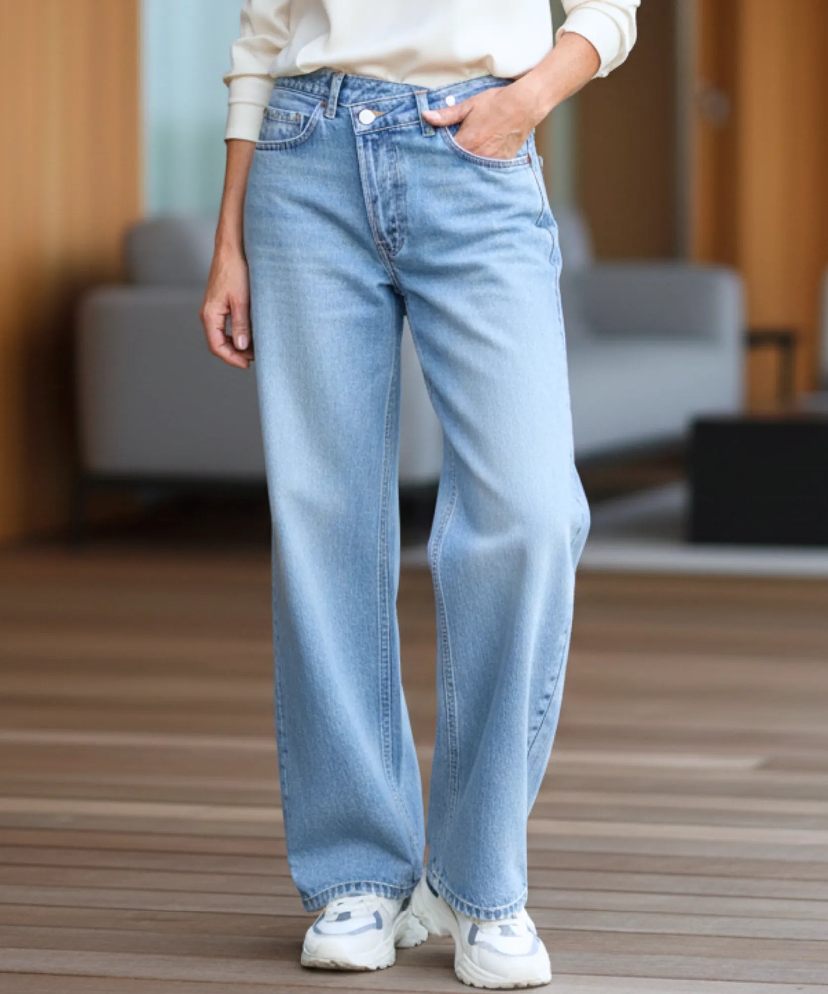 Comprar calça jeans wide leg feminina cós assimétrico transpassado lavagem estonada em promoção ZARA