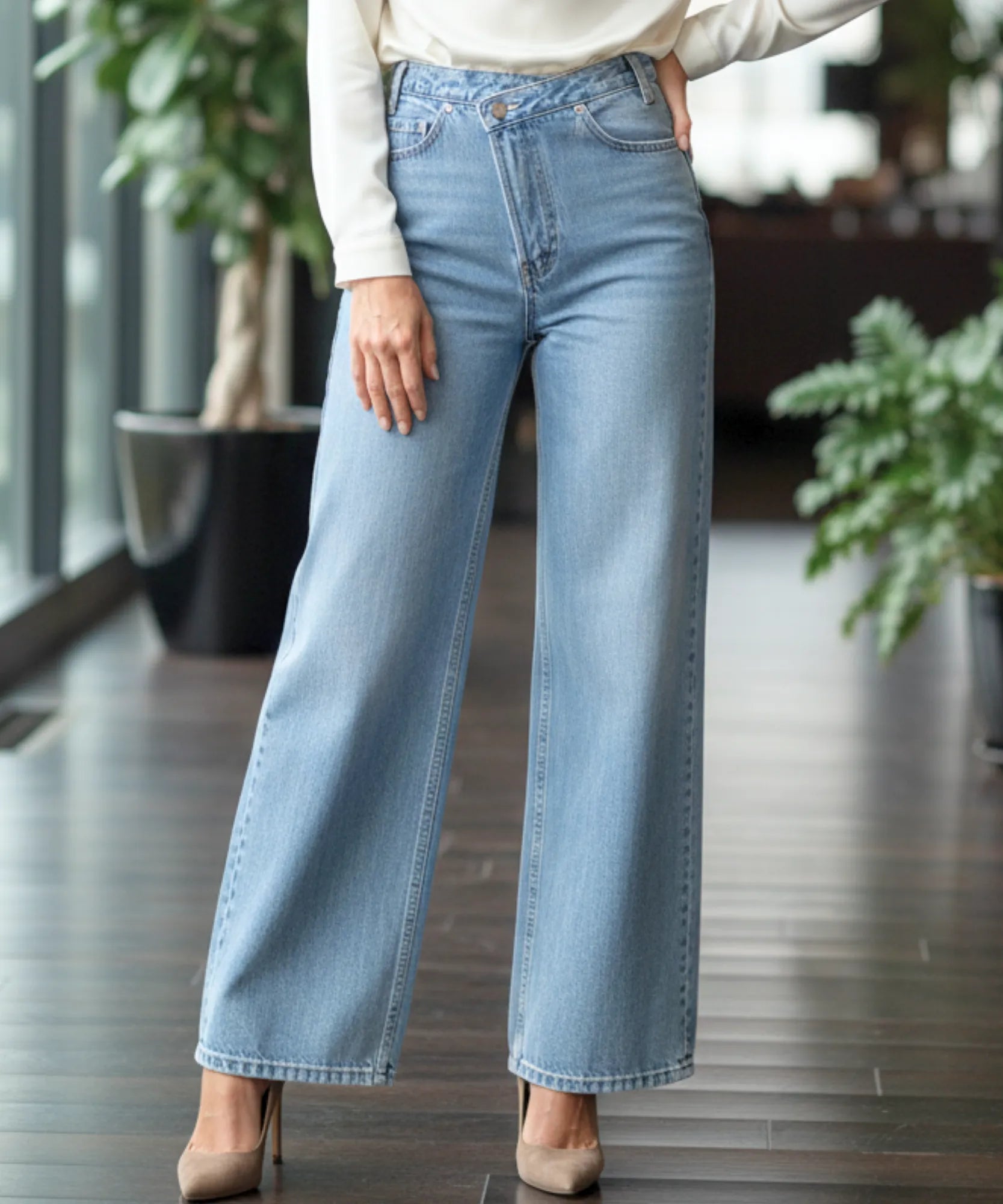 Comprar calça jeans wide leg feminina cós assimétrico transpassado lavagem estonada em promoção ZARA