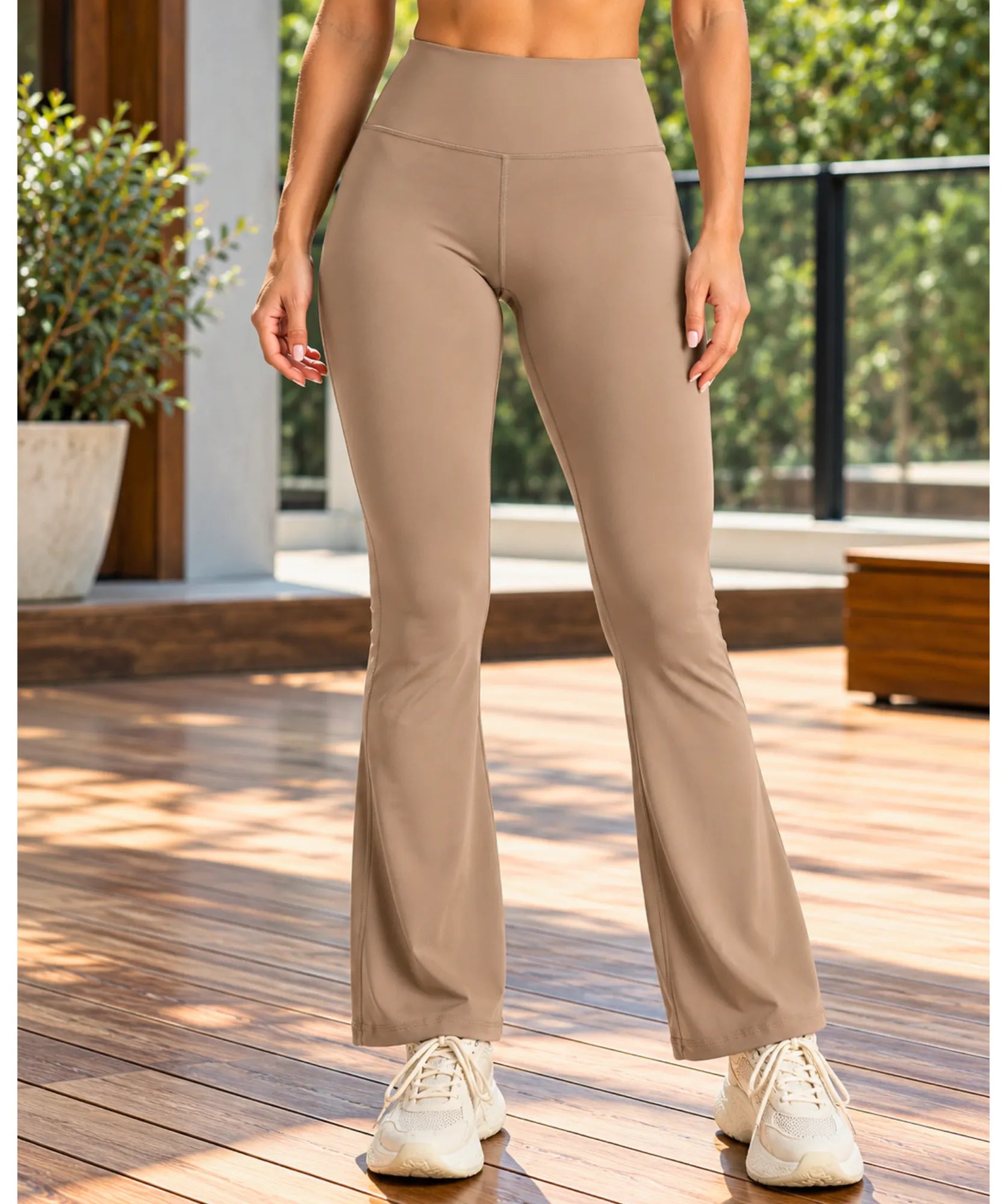 Calça legging flare bege de cintura alta vista de frente