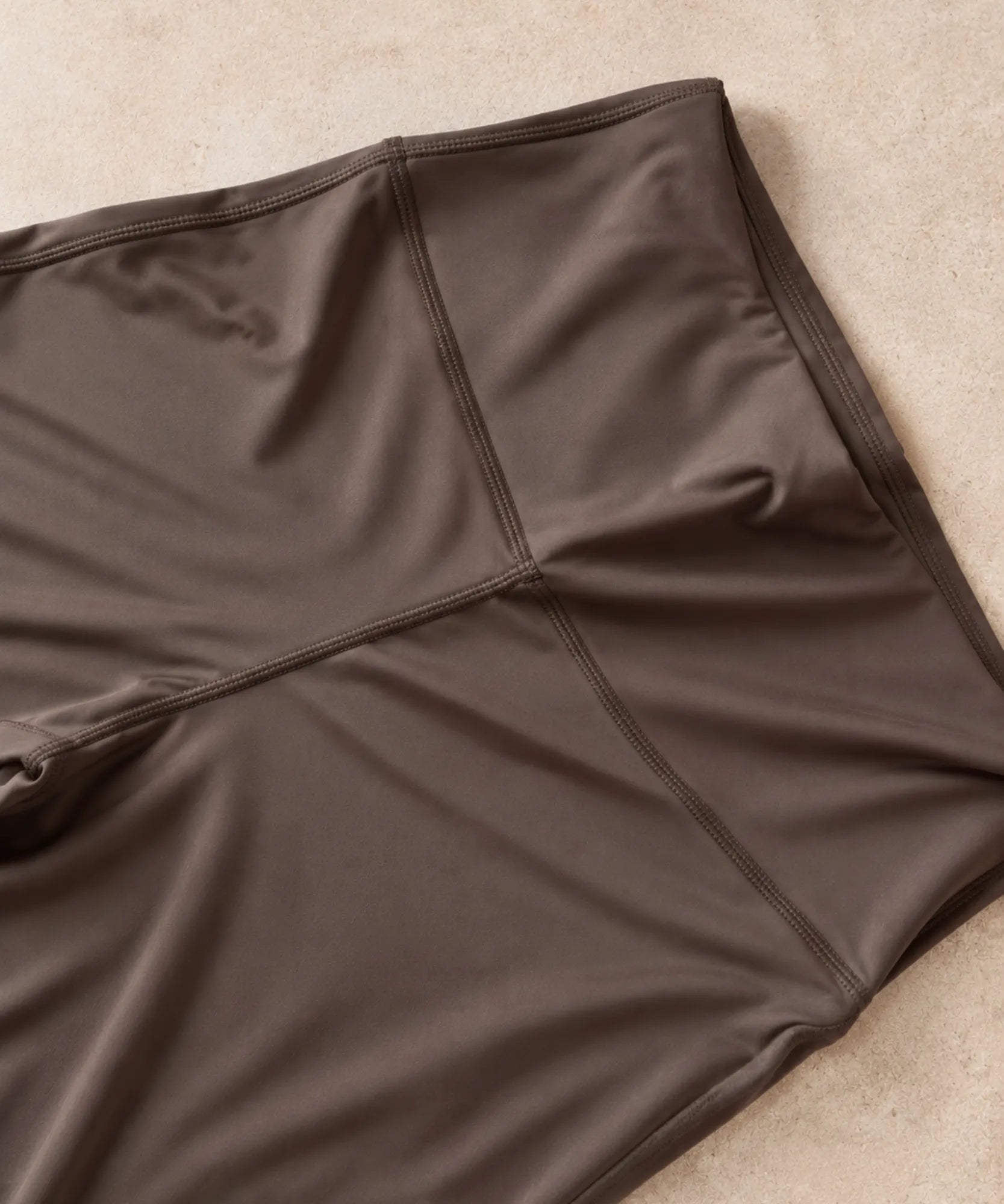 Calça legging flare marrom detalhe do cós largo