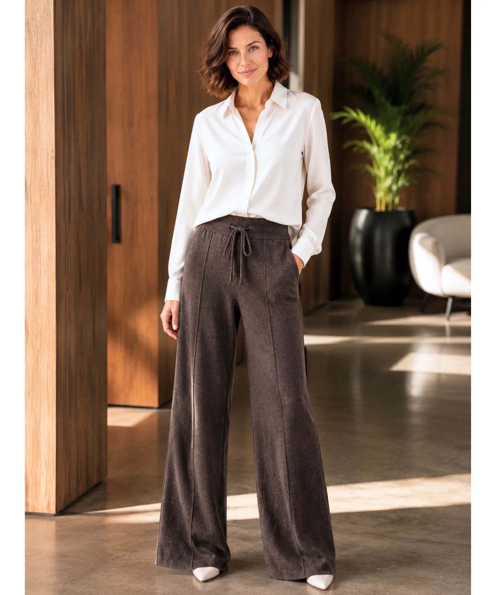 Calça de malha feminina wide leg café em corpo inteiro, com camisa branca de manga longa | Anellimn