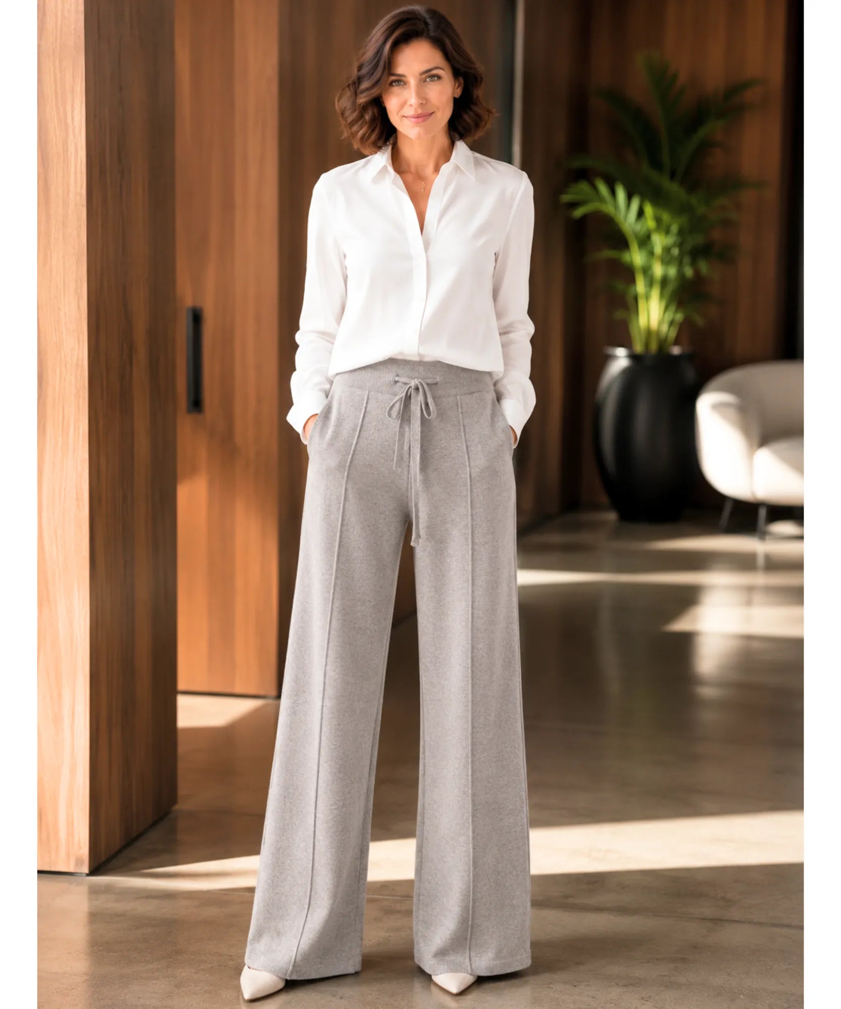 Calça de malha feminina wide leg cinza claro em corpo inteiro, combinada com camisa branca | Anellimn