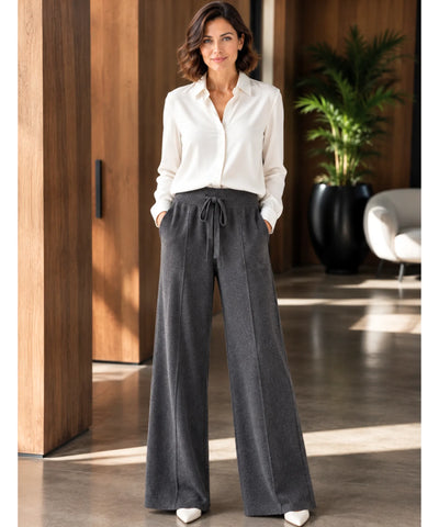 Calça de malha feminina wide leg cinza escuro em corpo inteiro, com camisa off white | Anellimn
