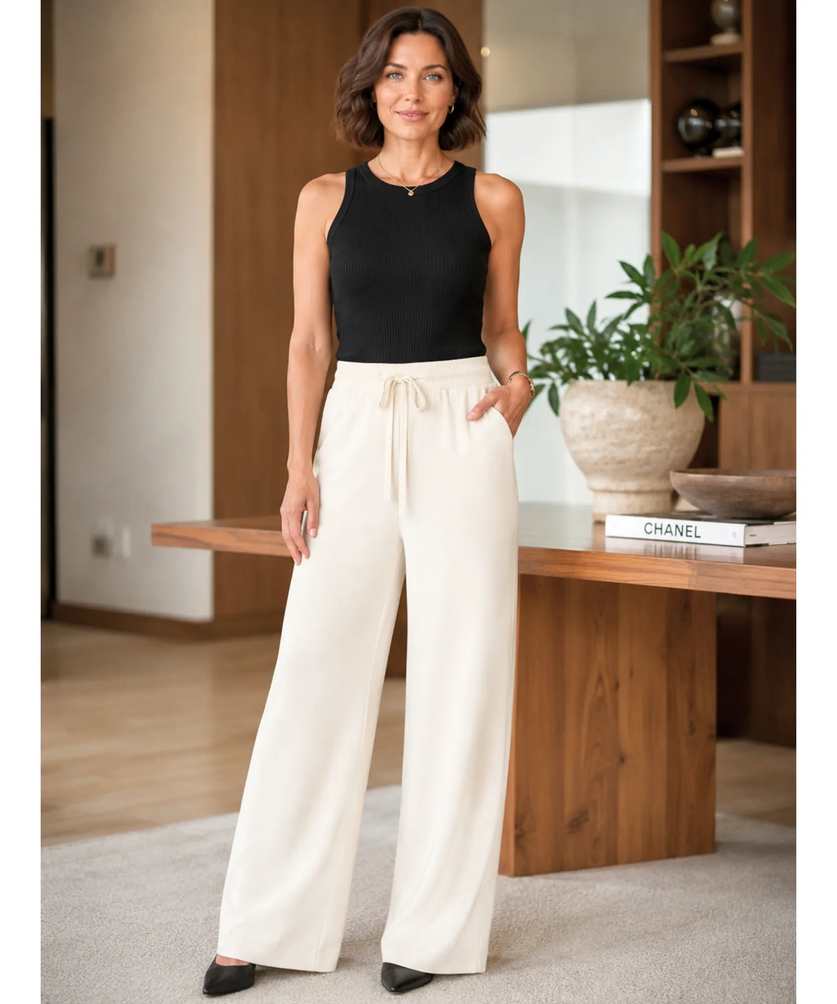 Calça de malha feminina wide leg off white em corpo inteiro, com body preto e scarpin | Anellimn