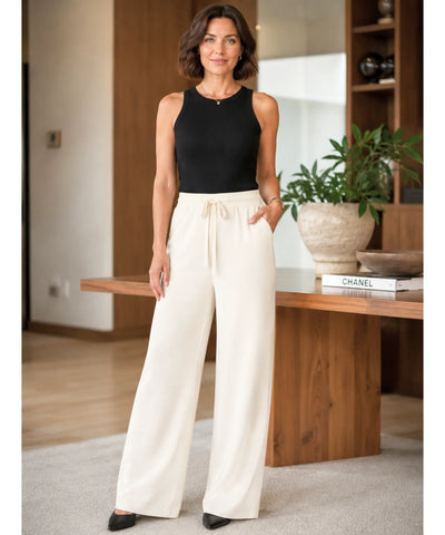 Calça de malha feminina wide leg off white em corpo inteiro, com body preto e scarpin | Anellimn