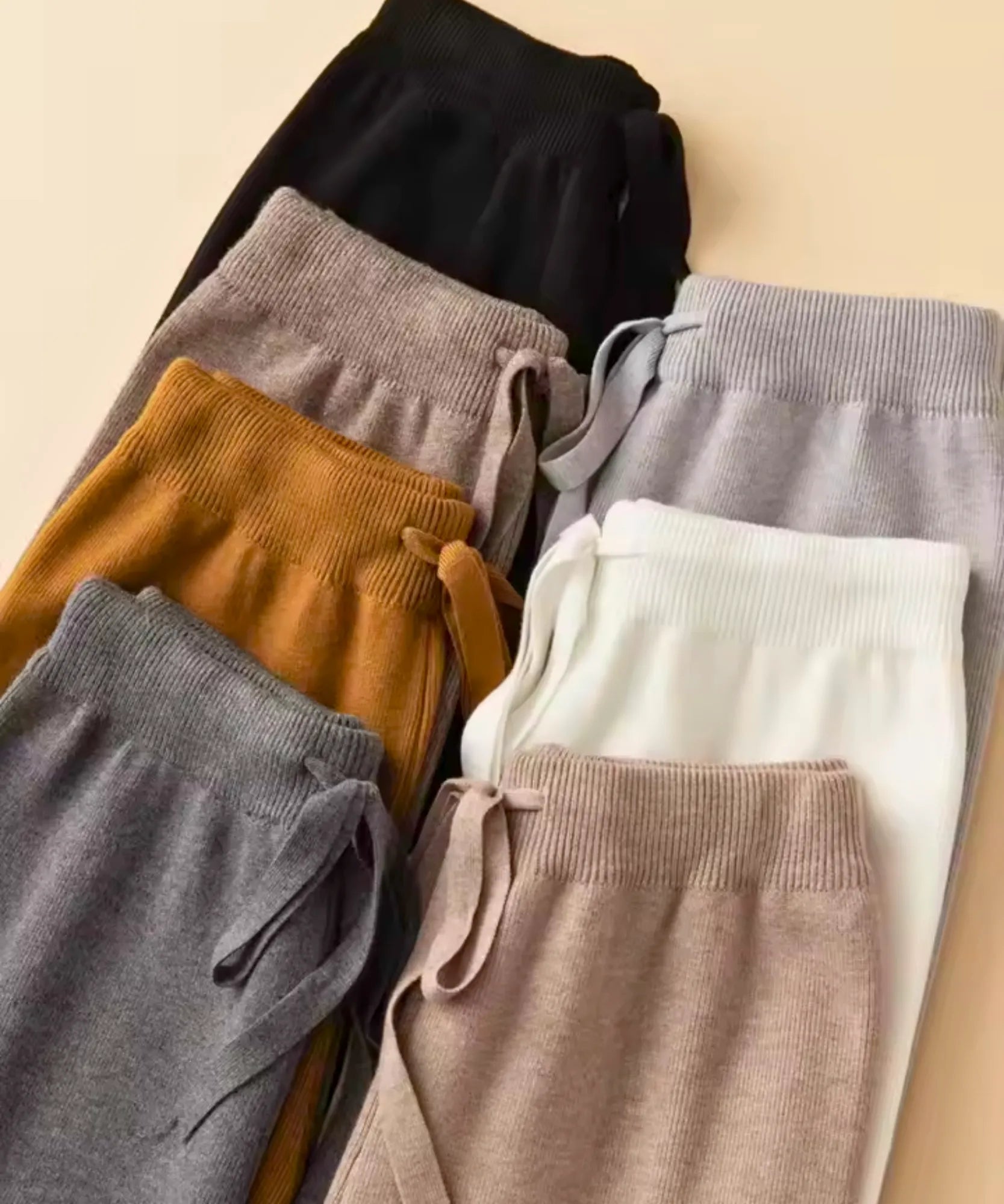 Calças de malha feminina wide leg dobradas nas cores preto, marrom claro, amarelo mostarda, cinza claro e off white | Anellimn