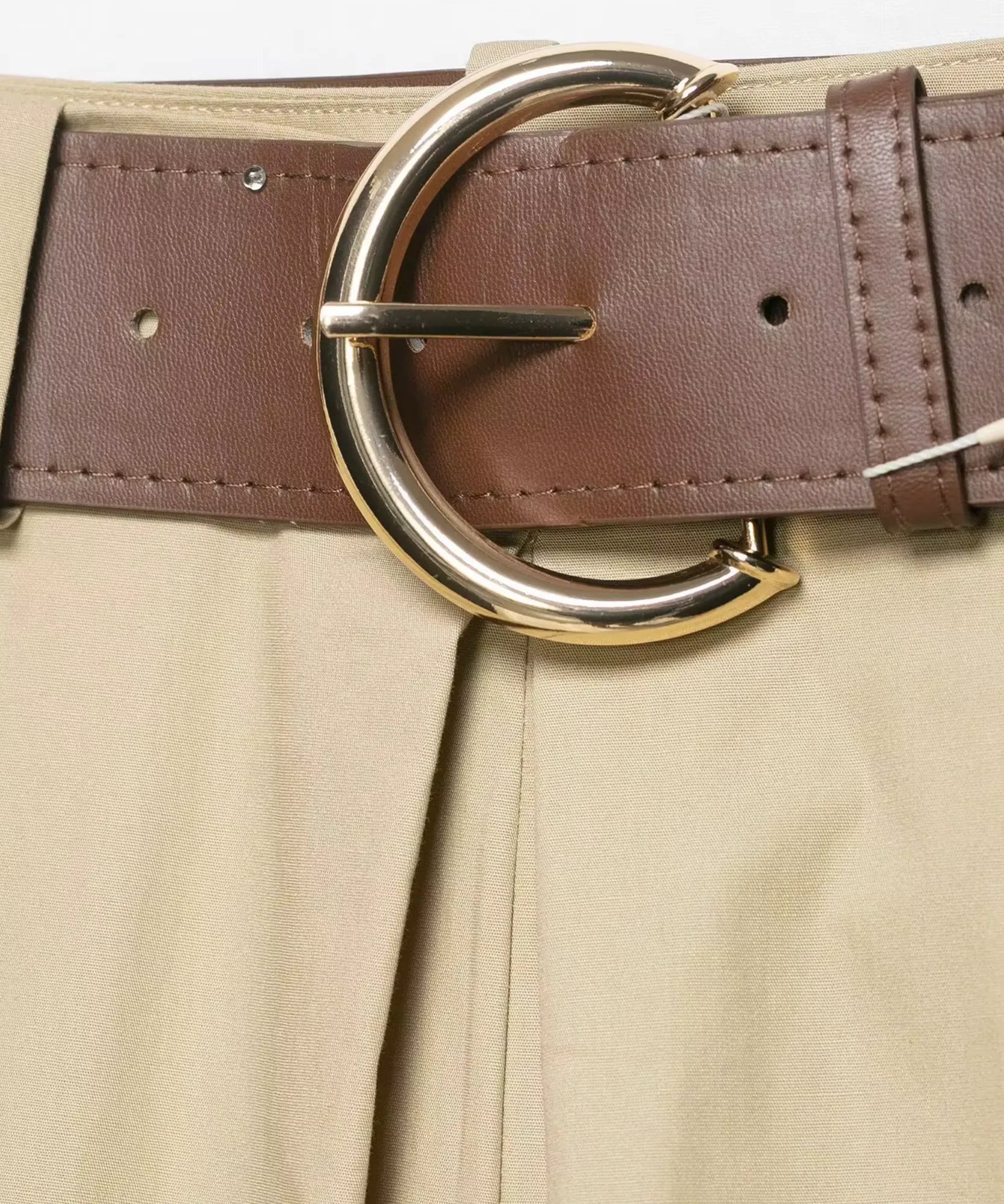 Comprar calça pantacourt feminina com pregas e fivela dourada bege barata Anellimn
