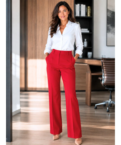 Calça pantalona alfaiataria feminina vermelha cintura alta em look de escritório, com vinco frontal marcado