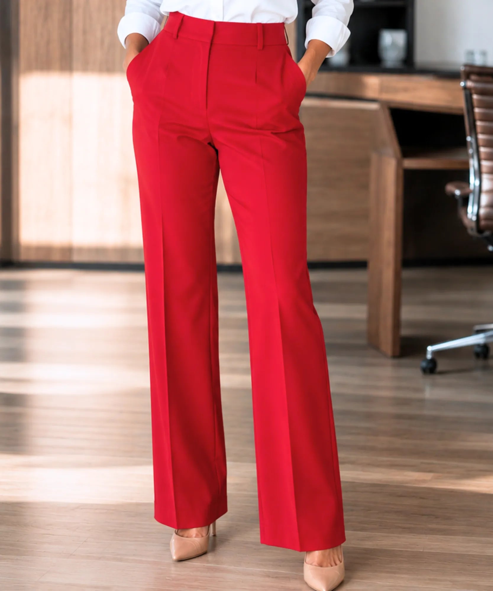 Detalhe do cós alto da calça pantalona alfaiataria vermelha, com bolsos laterais embutidos e barra longa