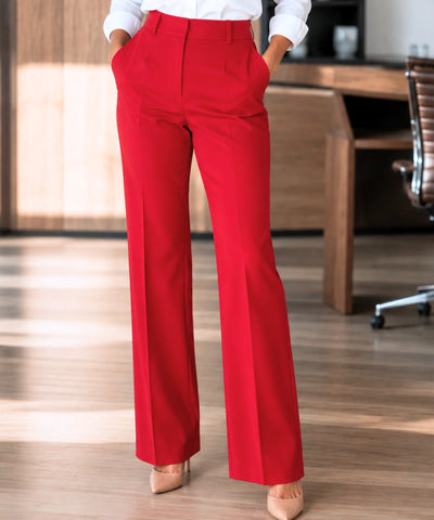 Detalhe do cós alto da calça pantalona alfaiataria vermelha, com bolsos laterais embutidos e barra longa