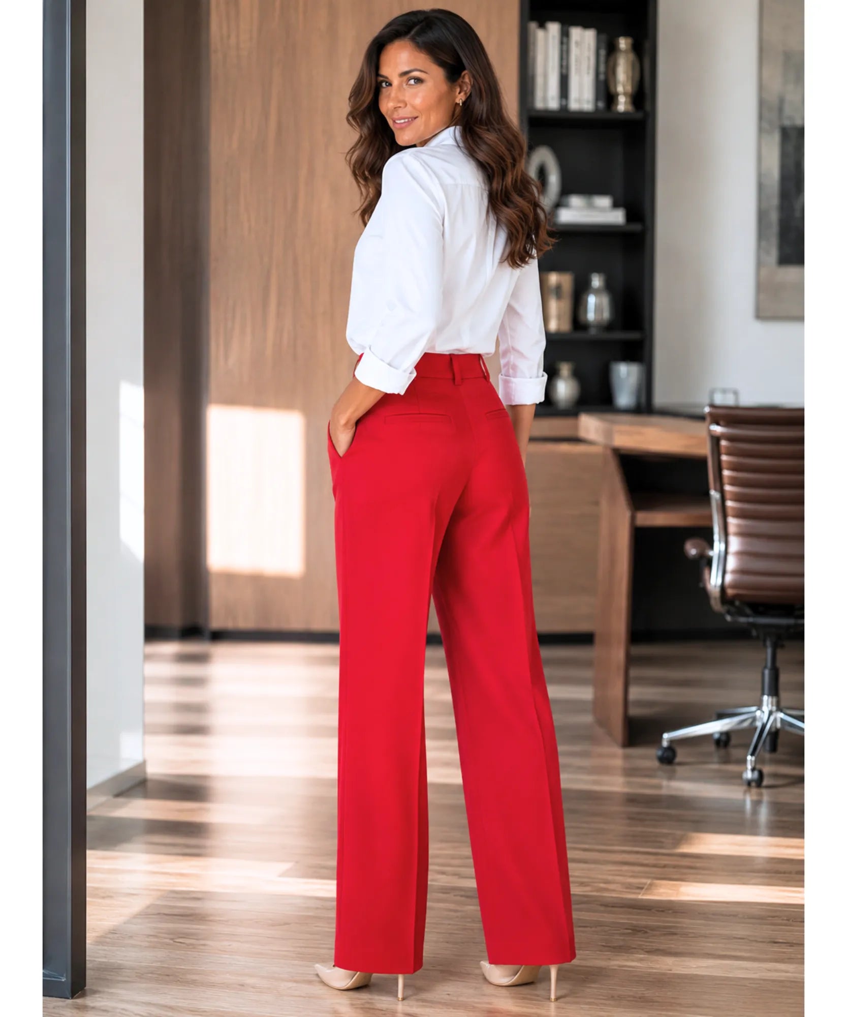 Costas da calça pantalona alfaiataria feminina vermelha com bolsos traseiros embutidos e presilhas para cinto