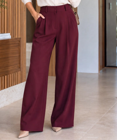 Calça pantalona de alfaiataria vinho com cintura alta e pregas frontais