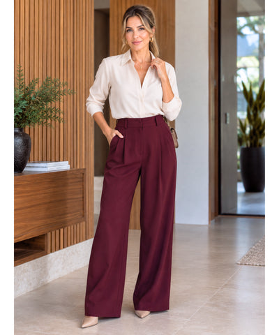 Calça pantalona de alfaiataria vinho combinada com camisa off white