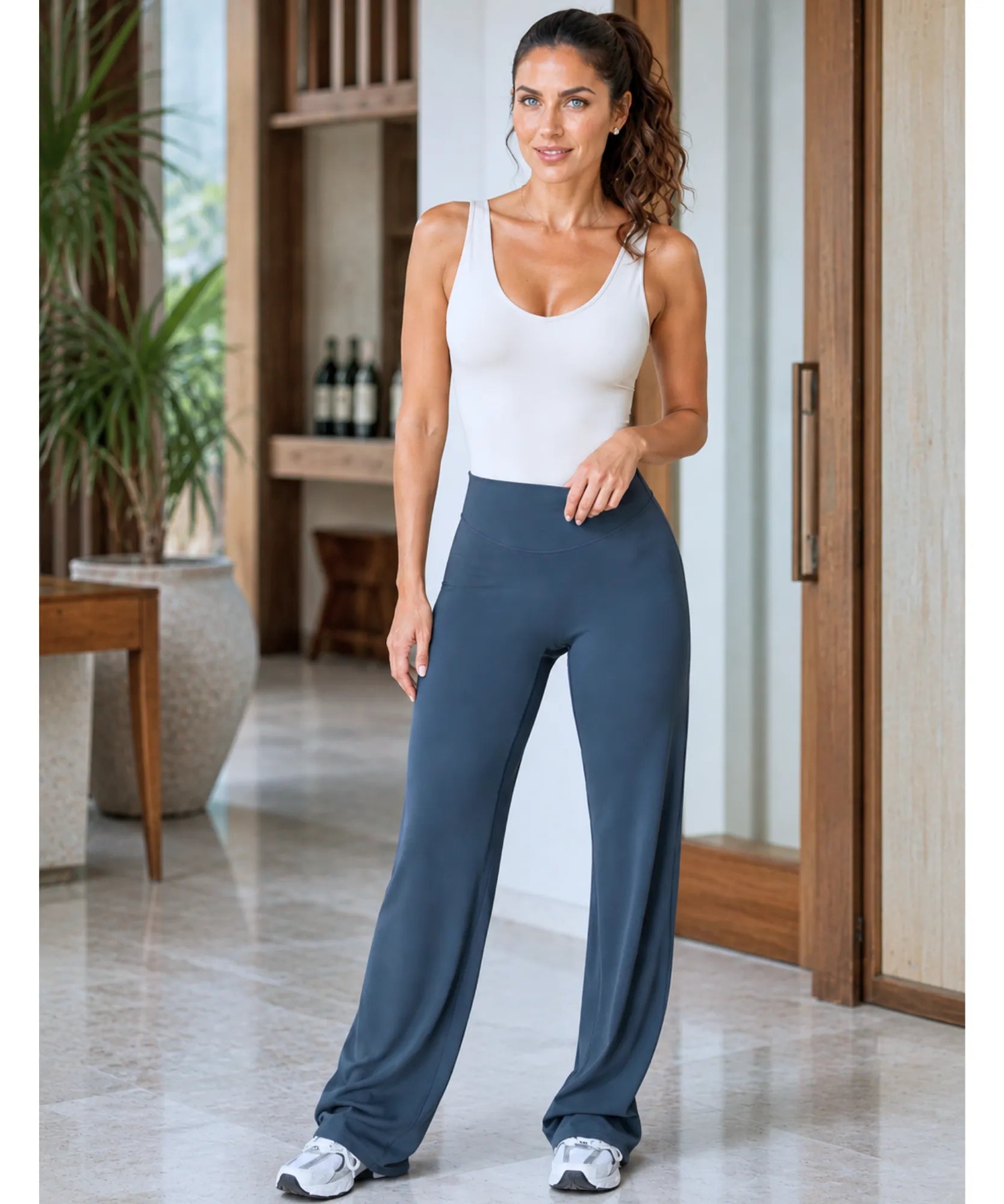 Calça pantalona cós alto azul petróleo em look de corpo inteiro