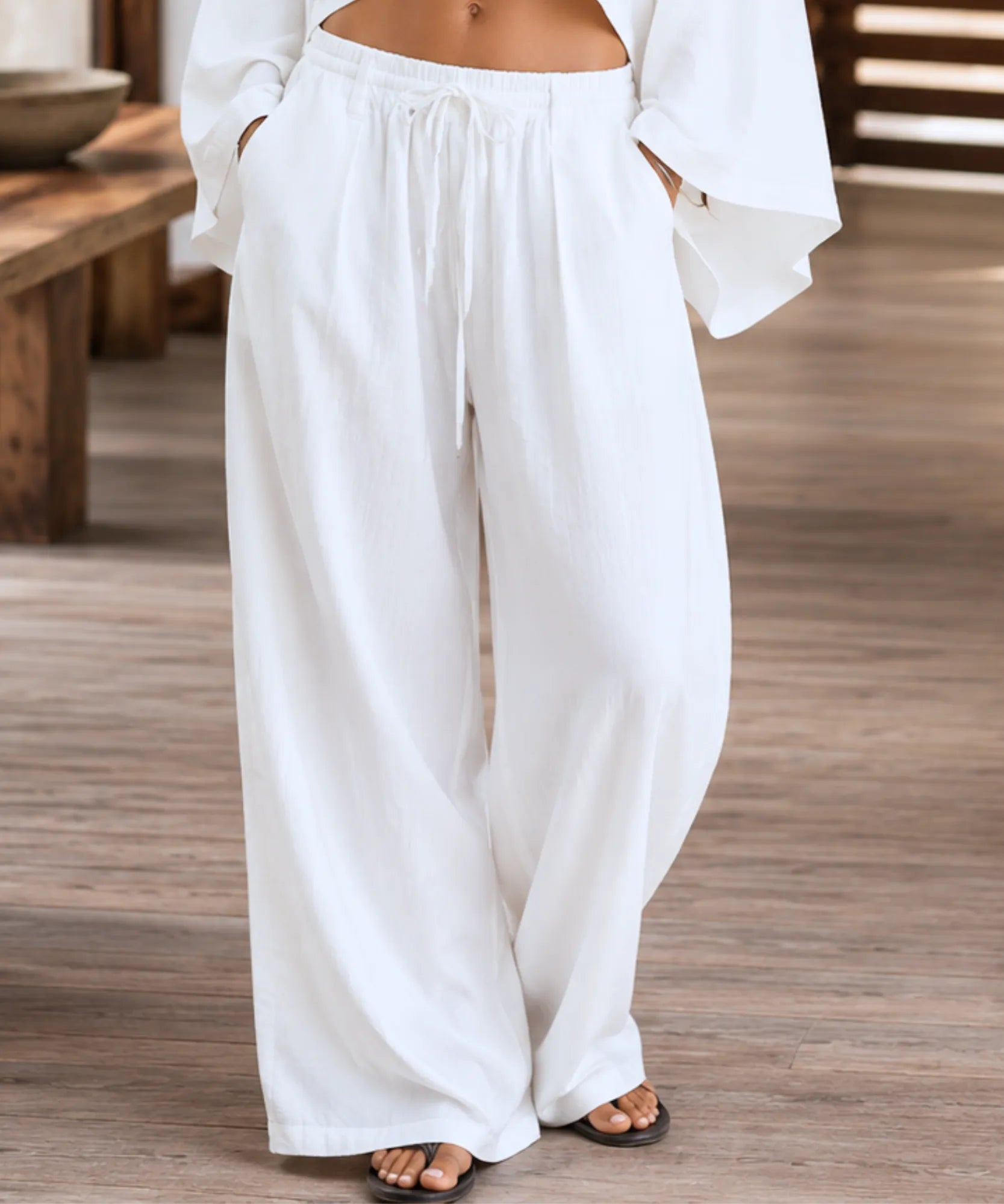 Calça pantalona branca com bolsos laterais e caimento fluido
