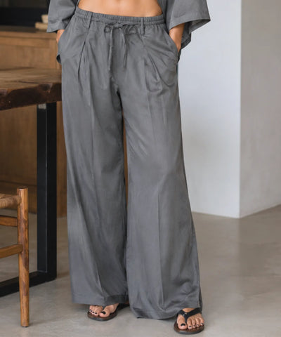 Calça pantalona cinza detalhe do cós elástico com cordão e pregas