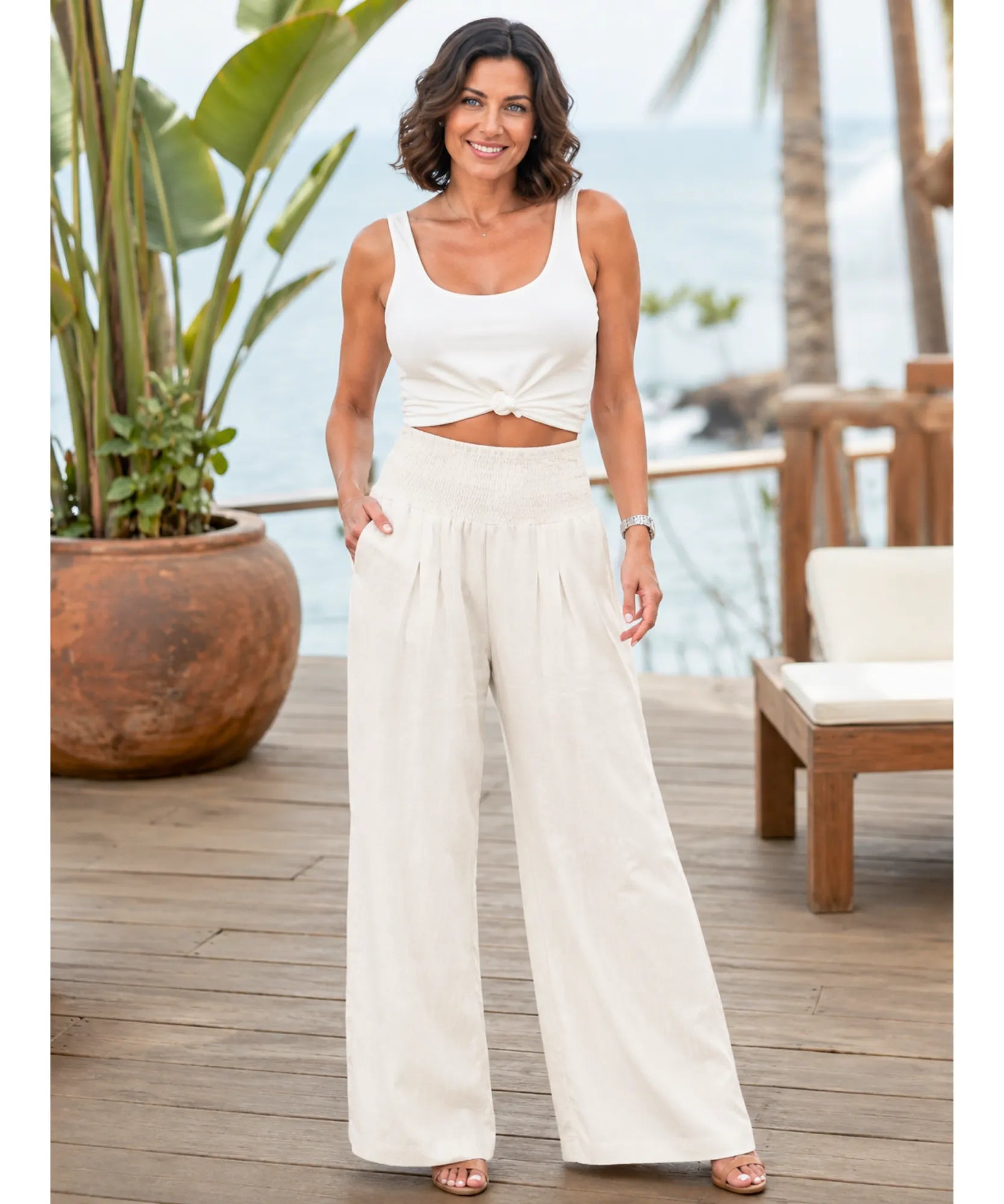 Calça pantalona feminina fluida branca off white com cós franzido, vista de corpo inteiro na modelo