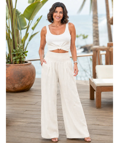 Calça pantalona feminina fluida branca off white com cós franzido, vista de corpo inteiro na modelo